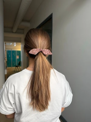 Zigzag/missoni inspirerade scrunchies - Så fina snoddar/scrunchies/rosettsnoddar! Handgjorda, scrunchies: 40 kr st, rosettsnoddar: 35 kr/st. Går att beställa via vår Instagram: Zoni_uf, eller här på plick! Hör av dig vid intresse 🩷
