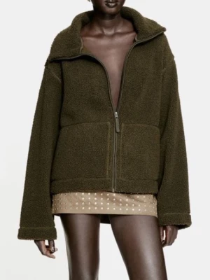 Mörkgrön teddy jacka HM - Säljer denna mörkgröna teddy jacka från HM. Använd fåtal gånger och i fint skick. Storlek M, passar S också. 270 kr + frakt! Vid fler frågor, etc skriv privat 🙌🏼🩷👌🏼✨🤞🏼