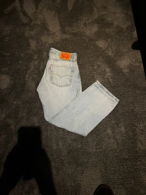 Helt nya Levis 555 relaxed straight - Aldrig använda! Relaxed straight fit med ljus tvätt.