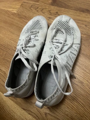 Nfinity Flyte  - Säljer mina nfinity flyte, då jag hittade mina gamla cheer skor som jag hellre använder! De är i storlek 6,5 och skicket är bra men sulan saknas. Funkar precis som de ska ändå men annars kan går det att köpa och lägga i🥰 tog ut och slängde då jag har specialsulor. Använda typ en halv säsong bara