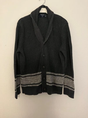 Cardigan  - Hej nu säljer vi denna grymt feta Springfield cardigan i en stilren marinblå färg som lätt gör att klä sig bra i. Skicket 9/10 inga defekter. Storleken: L. Bröstlängd: 50cm. Midjalängd: 45cm. Längd:65cm. Armlängd: 55cm. För fler frågor hör gärna av er så hörs vi!