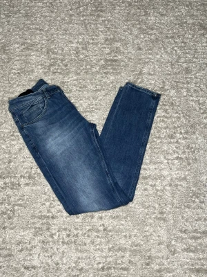 Dondup George  - Hej jag säljer ett par Dondup George i nyaste modellen. Jeansen i riktigt snygg blå färg perfekt för dig som vill ha ett par kvalitetsjeans med grym passform. Nypris ≈4000kr, mitt pris 899kr.  Skick: 9/10 Storlek:W33 Midja: 40cm Lår: 25cm Ytterlängd: 105cm Innerlängd: 80cm  Skriv gärna om du vill ha fler bilder eller har frågor!