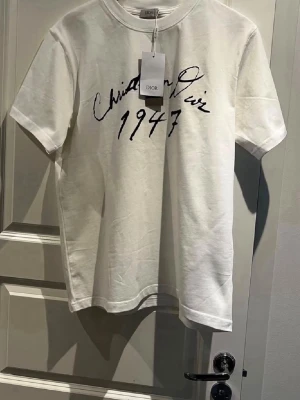 CD 1947 Limited Edition T-shirt - Tjena, säljer denna stilrena, efterfrågade och helt nya Limited Edition T-shirten. Riktigt utmärkt kvalitet och väldigt snygg som passar allt. Skriv gärna vid intresse och för mer information! Tveka inte på att skicka bud.