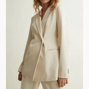 Dubbelknäppt kavaj - Ny och oanvänd. Har i storlek 34 och 36