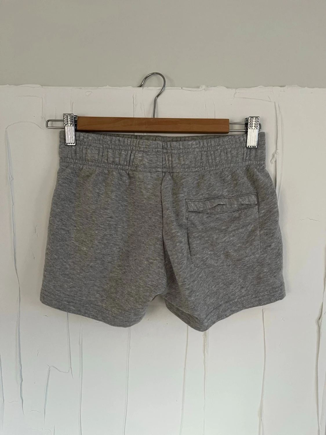Grå shorts från Adidas med snörning - 1