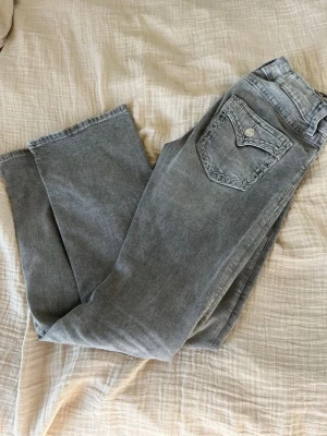 grå jeans - super fina gråa jeans från gina tricot. Fina detaljer på fickorna och diamanter vid sidorna🩶