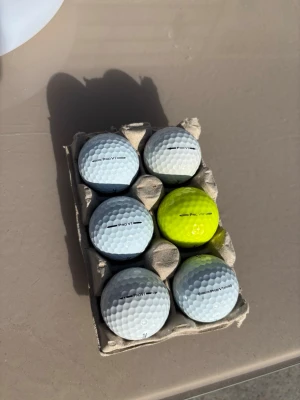 Titleist Pro V1/v1x golfbollar 6-pack. A klass - Säljer ett 6-pack Titleist Pro V1/v1x. A klass. 5 vita, 1 gul som passar för dig som vill spela när det mörknar ute och som vill se vart bollen hamnar. Bra kvalitetsbollar till golfbanan. Nån boll kan ha nån liten liten brun fläck (inget som påverkar spelet) eller reklam. Hör av er vid ev funderingar!👊
