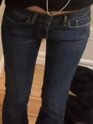 Mörkblå lågmidjade jeans från Pepe Jeans - Snygga mörkblåa jeans från Pepe Jeans som jag säljer då de är för korta för mig. Midjemått 38cm Innerbengslängden är 76cm (tror jag, jag kan kolla annars ifall att du vill). Skriv ifall att du har några frågor!!!