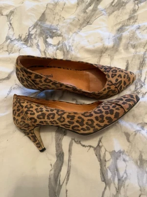 Leopardklackar Ganni - Skiitsnygga leopardklackar från Ganni! Använda fåtal gånger, finns inte ett enda spår av användning synligt utan endast under på skosulan. Skon är i ett mocka-material typ😍✨💕🪩