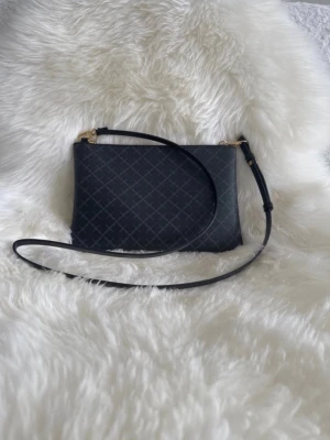 Malene Birger Ivy clutch  - Färg: Charcoal. Avtagbar, reglerbar rem 112 cm. Observera att detta är Ivy Clutch, inte Ivy Purse. Nypris 1100:-