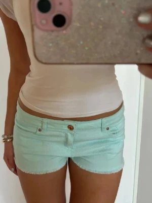 Turkosa shorts  - Såå fina turkosa lågmidjade vintage jeansshorts! midjemått rakt över: 39. Jag är 168 och det är mina bilder, köp via köp nu direkt eller Swish, kvar tills markerad som såld 💖 