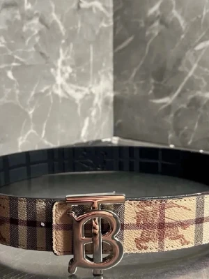 Burberry bälte 110 cm  - Snygg man kan vända håll på den 