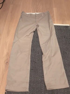 Beige chinos från Dickies Slim Straight - beige chinos från Dickies i modellen Slim Straight. Klassisk passform med raka ben, bälteshällor och diskreta fickor. I bra skick