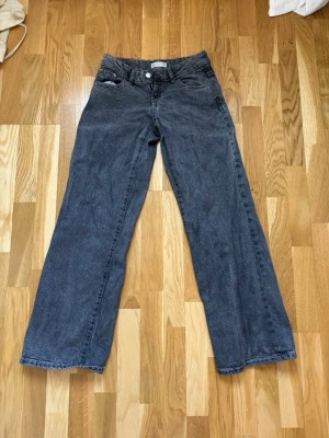 Grå jeans från Gina - Ett par mörkgrå lowwaist jeans från Gina, andvänder inte längre💞ska vara ljusgrå men tvättats i mörkare tvätt, men färgen syns på bilderna🥰