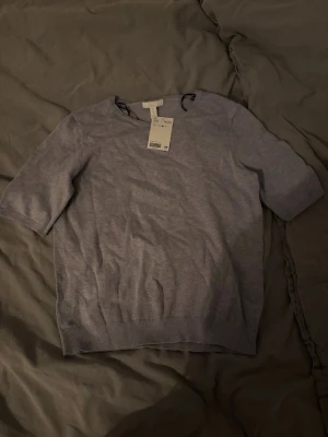 Ljusgrå stickad tröja från H&M - Säljer denna supersköna tröja i trekvartsarm från H&M. Säljer då den aldrig kommit till användning och har även kvar prislappen. 💗