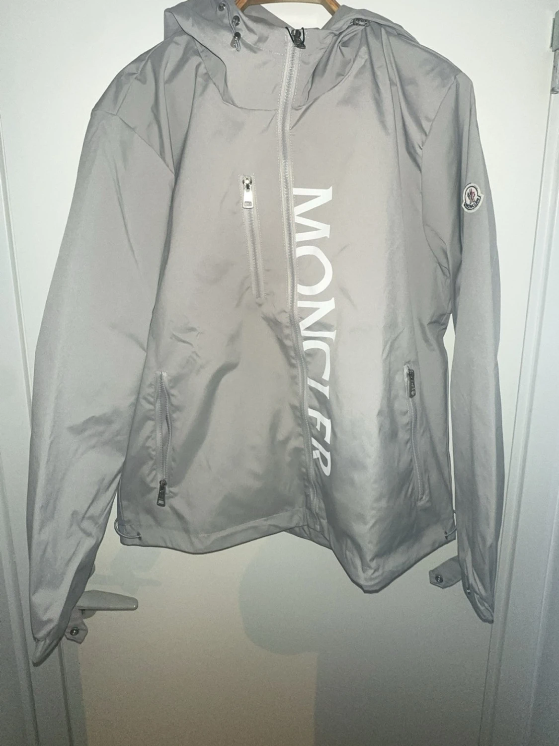 Grå vindjacka från Moncler