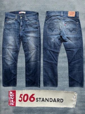 *STRAIGHT/BOOTCUT* LEVI’S 506 - Ett par extremt snygga Levi’s jeans med en trevlig wash! Modellen kallas 506 och är rak med en gnutta bootcut! Mindre paint splatter effekt mot botten av dessa. Storlek 29/32, hör av dig vid frågor! Mått: Midja - 40cm, Ytterbenslängd - 99cm, Benslut - 21cm 