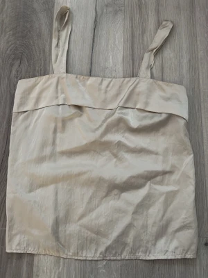 Vintage Linne - Bra skick, typ svag guldfärg. Made in Finland 