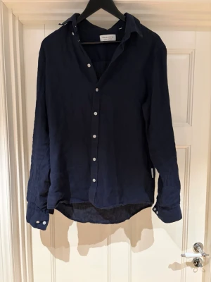 Mörkblå linneskjorta från Casual Friday - Säljer min mörkblå skjorta från Casual Friday i 100% linne. Passar perfekt nu till sommaren 