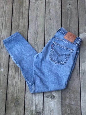 Levi’s 501 - Säljer ett par riktigt snygga Levi’s 501. Storleken på jeansen är W30, L34. Passar XS/S/M. Perfekta till vardagslooken och passar till det mesta. Säljs för 149kr pga att jag inte får användning av dem och nypris är 700-1000kr!☺️