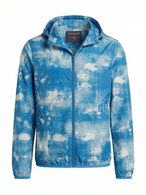 Blåvit vindjacka från Woolrich - Snygg blåvit vindjacka från Woolrich med unikt molninspirerat mönster. Jackan har huva, dragkedja framtill och två sidofickor. Tillverkad i lätt och tunt material som passar perfekt för blåsiga dagar. Perfekt för dig som vill sticka ut med din stil.