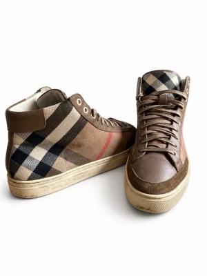 BURBERRY SKOR - hej säljer mina personliga burberry skor. andvänt fåtal gånger.tvättas innan frakten.