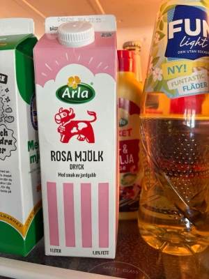 Arla Rosa Mjölk jordgubb 1L - Säljer en 1 liters förpackning Arla Rosa Mjölk dryck med smak av jordgubb. Kartongen är rosa och vit med en röd ko på framsidan och har skruvkork. Perfekt för dig som gillar smaksatt mjölkdryck.