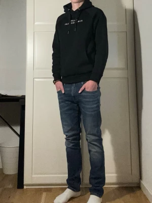 Peak Performance Hoodie - Tjena! Säljer nu denna Peak Performance hoodie i storlek S. Svart färg med ett klassiskt tryck på bröstet. Mycket bra skick och skönt material.   Nypris: 1200 kr Mitt pris: 449 kr