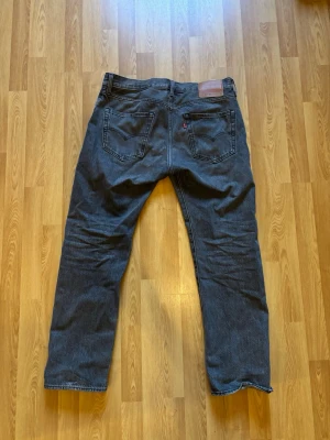 Levis 501 ’93 W33 L30 - Säljer ett par svarta jeans från Levi's med klassisk rak passform. Jeansen är i väldigt bra skick, hör av dig vid funderingar🤩