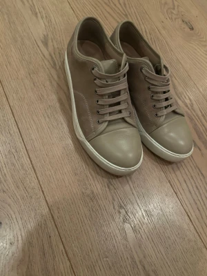 Lanvin cap toe skor - Hej, jag säljer mina lanvin cap toes i storlek 39. Knappt använda och i mycket bra skick. Har allt og box, snören och dust bag. Hör av om du undrar något. Priset är ej hugget i sten. Öppen till byten 