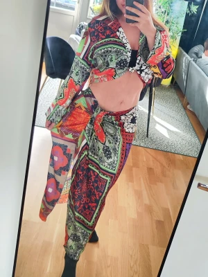 Färgglatt set med mönster - Snyggt set från Zara – topp + kjol ✨ Superfint matchande set med färgglatt mönster i “scarf print” stil. Perfekt för sommar, semester eller fest 💃 • Toppen är helt ny (aldrig använd) • Kjolen är använd men bra skick • Storlek: L för både delar • Sitter jättefint på kroppen Kan stylas både upp och ner – med klackar eller sneakers 👌 Pris: 450 kr Skickas snabbt 📦