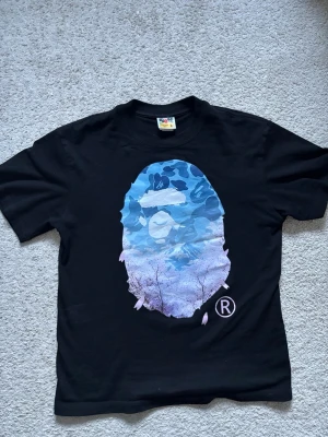 Bape T-Shirt - Bape T-Shirt. Sparsamt använd. Storlek: M. Jättebra kvalitet. Fråga om det är något du undrar👍