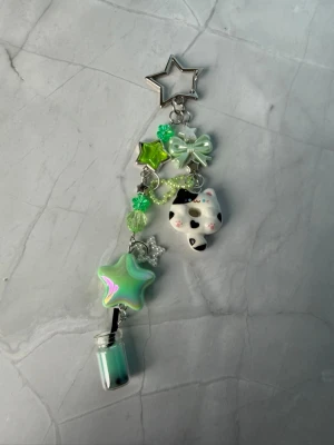 CAT//GREEN BOBA - keychain - ⭐️cat keychain ⭐️ ✨🤍 FREEBIES (godis & random stickers) ingår i alla beställningar över 70kr 🤍