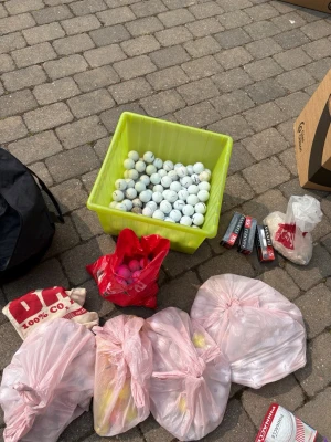 Stort parti golfbollar i plastlåda - Säljer golfbollar som är i bra skick. Vissa bollar kostar 5kr styck och vissa 35kr styck. Perfekt om man vill ha fina bollar till ett bra pris. Kan ändra pris om man köper!!