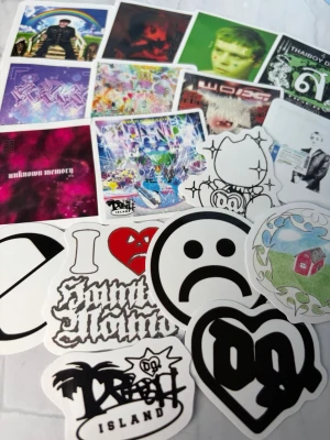 STICKERPACK - 17st - ⭐️17 different stickers ⭐️ ✨🤍 FREEBIES (godis & random stickers) ingår i alla beställningar över 70kr 🤍