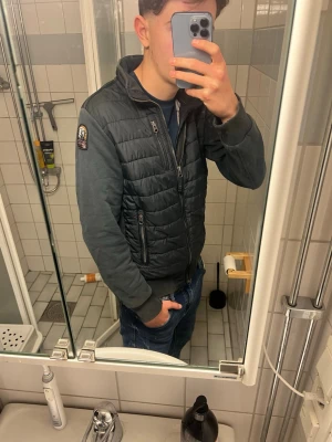 Parajumper cardigan  - Snygg para jumper cardigan storlek S passar längderna 165-180cm ett ytterst litet hål på ryggen  