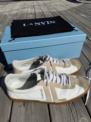Lanvin Sneakers - Sneakers från Lanvin, riktigt snygga, väldigt bra skick och en modell som inte alla har. Små defekter pga användning, men fortfarande bra skick! Storlek 43, extra skosnöre, box och dust bag tillkommes. Skriv vid frågor!