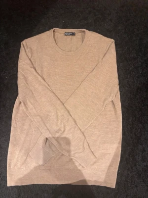 Beige stickad tröja Tiger of Sweden - Snygg beige stickad tröja från Tiger of Sweden med rund halsringning och långa ärmar. Tröjan har en klassisk och stilren design med ribbade muddar vid ärmslut och nederkant. Perfekt för lager-på-lager och enkel att matcha. Nypris 1400kr, knappt använt! Hör av dig vid frågor, priset är ej hugget i sten!