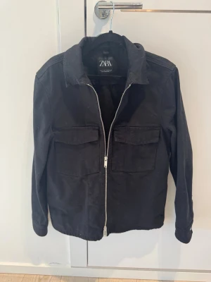 Svart Overshirt från Zara - Svart overshort från Zara. Storlek S. Kom vid frågor!