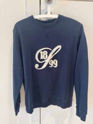 Stenströms blå sweatshirt - Blå sweatshirt från stenströms i storlek M. Nypris: 1500kr. Kom vid funderingar!