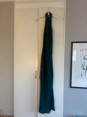 Mörkgrön långklänning med halterneck - Säljer denna jätte snygga balklänningen. Använd en gång. jätte fin färg. Från hello Molly. Är ungefär 165  passar jätte bra 