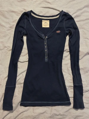 Hollister Henley Top - Intressekoll mest ‼️  Hollister henley topp. Mycket bra skick inga defekter. Köpt på Vinted för ett tag sen. Använd några gånger av mig  Är inte riktigt säker på om jag vill sälja men om jag får bra bud så kan jag tänka mig det! Så det är såklart inte fastpris Storlek S 