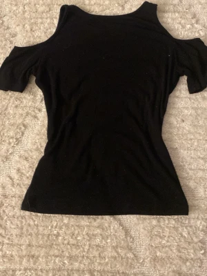 Topp utan axlar  - Jag säljer denna toppen jag fick ifrån plick utan axlar då den inte längre kommer till användning (använt omkring 2 gånger) ❤️ Toppen är i storlek xs och s, i skönt luftigt material. Det står att den är ifrån Dazy vilket troligen är ifrån Shein 😍