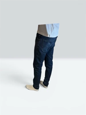 Mörkblå slim fit jeans från Jacob Cohën - Säljer ett par mörkblåa slimfit jeans från Jacob Cohën. Jeansen är limited edition och finns endast i några hundra i världen (nypris 6000-8000) Jeansen är i strl 33. Vilket jag skulle säga är W32 L32. Skriv vid fler frågor🙌