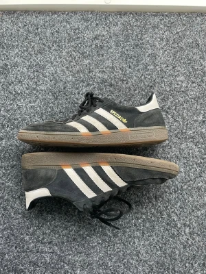 Adidas spezial - Svarta Adidas spezials i mocka med gummisula. Använda en del men i bra skick utan defekter/skador. Storlek 44!