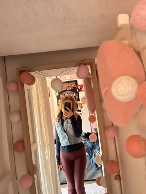Ljusblå jeansjacka med nitar - Säljer en ljusblå, kort jeansjacka med coola nitar och detaljer på axeln. Jackan har klassiska bröstfickor, snygga knappar och slitna partier för en trendig look. Perfekt för dig som vill sticka ut med din stil. Den som köper denna är fett ball ba så du vet! 🤘