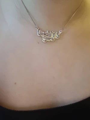 Ett snyggt silver halsband - Ett snyggt silver halsband med glitter och texten "Daddys girl"