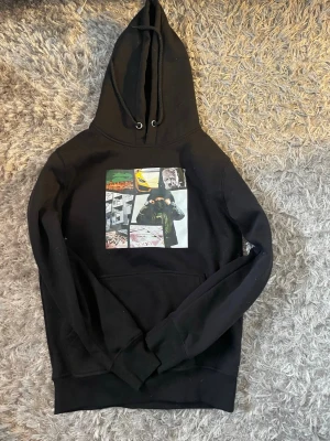 Svart hoodie Welcome to Sweden  - Svart Einar welcome to Sweden hoodie inte använt mycket då den är för liten