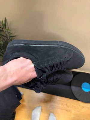 Svarta Vagabond - Stilrena svarta sneakers i mocka med lågt skaft och matchande svarta skosnören. Klassisk och minimalistisk design som passar till det mesta. Snygg och enkel siluett med diskreta sömmar och gummisula. Svarta vagabond i mycket bra skick i storlek 41