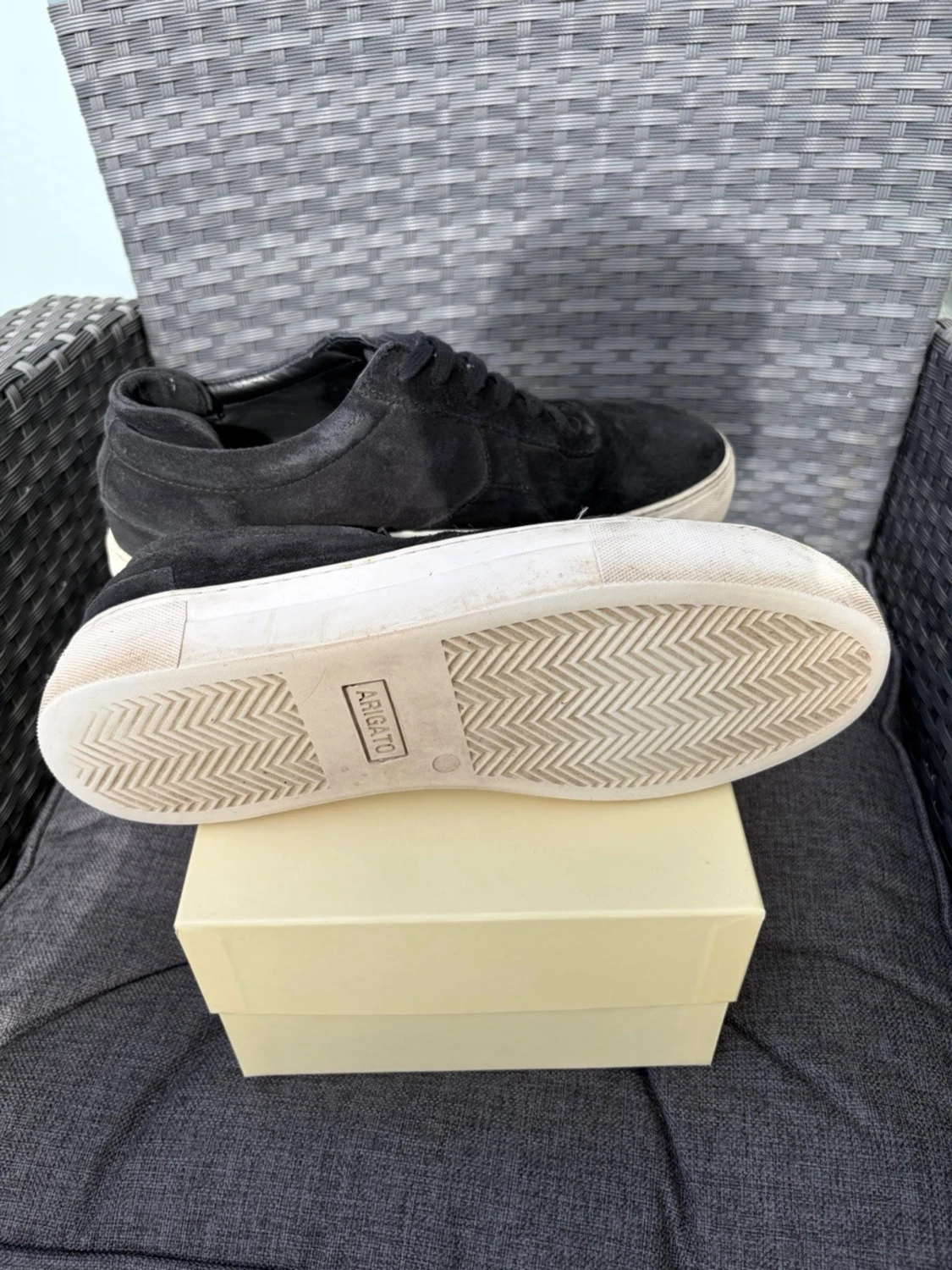 Svarta sneakers från Axel Arigato i mocka - 1